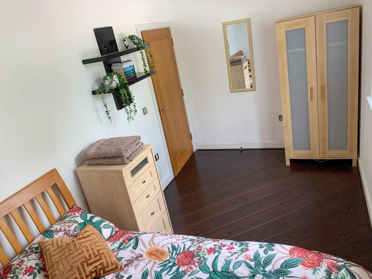Room In Stratford With Private Bathroom And Parking London Exterior foto