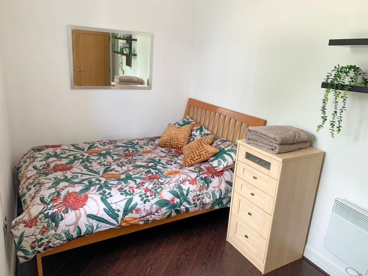 Room In Stratford With Private Bathroom And Parking London Exterior foto
