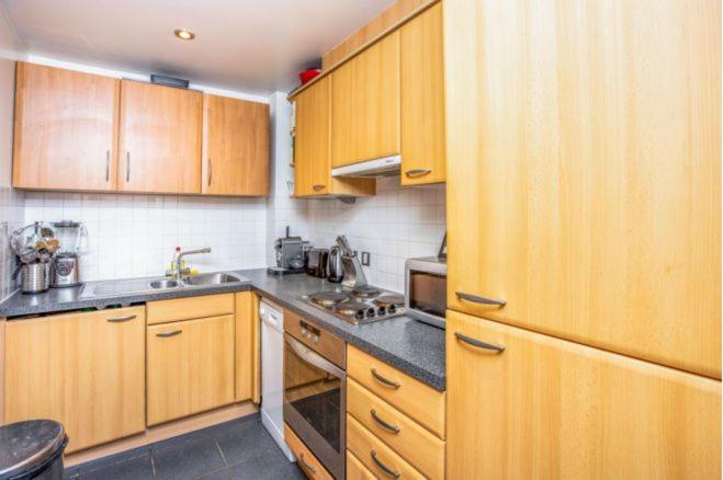 Room In Stratford With Private Bathroom And Parking London Exterior foto